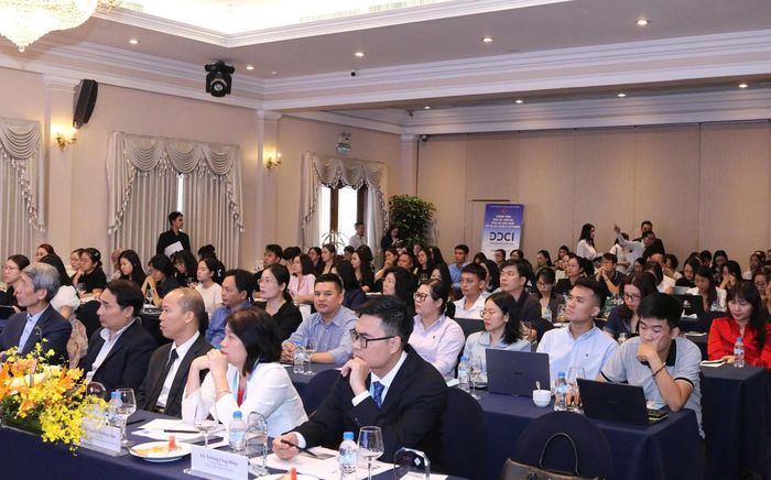 Hội nghị có sự tham gia của đại diện doanh nghiệp logistics, luật sư và chuyên gia. Ảnh: N.A