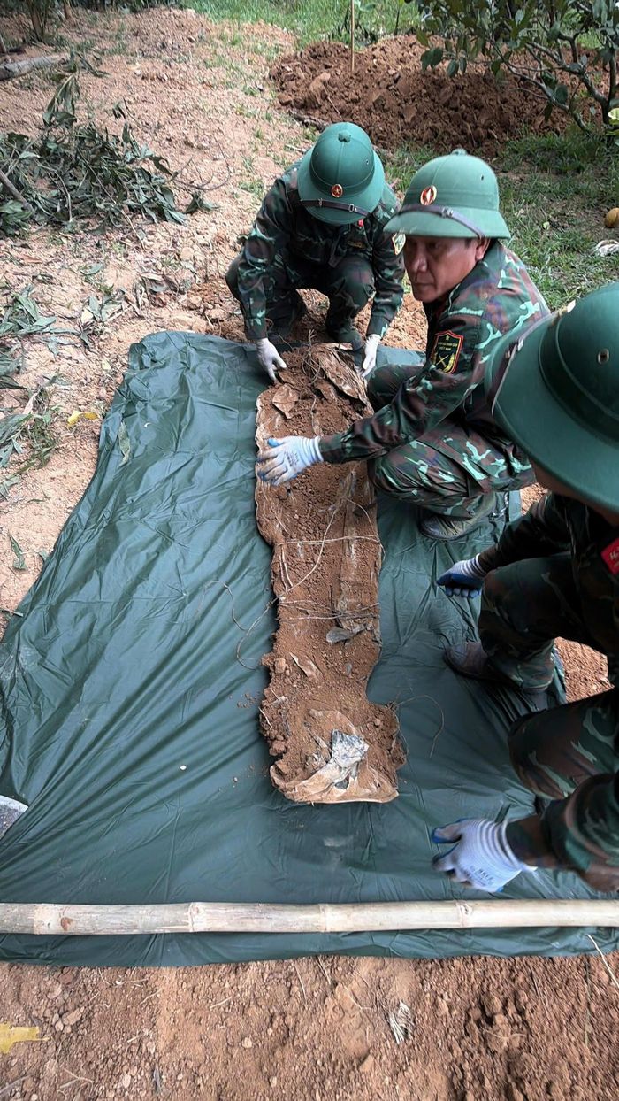 Lực lượng tìm kiếm tiến hành thu gom, xử lý các dấu tích tại khu vực phát hiện hài cốt liệt sĩ ở phường Quảng Trị. (Ảnh: X.D)