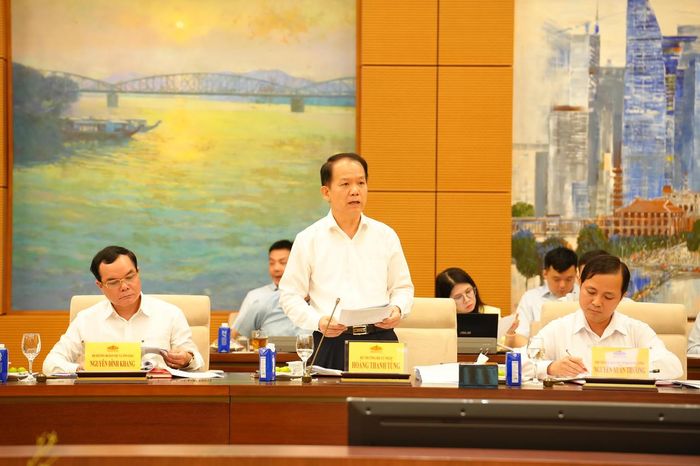 Bộ trưởng Bộ Tư pháp Hoàng Thanh Tùng trình bày báo cáo.