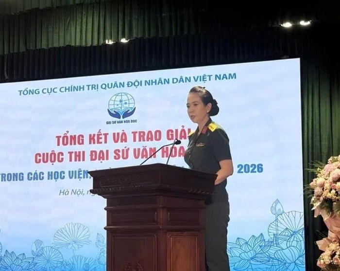 Giám đốc Thư viện Quân đội, Đại tá Mạc Thùy Dương trình bày báo cáo tổng kết cuộc thi. Ảnh: Thư viện Quân đội.