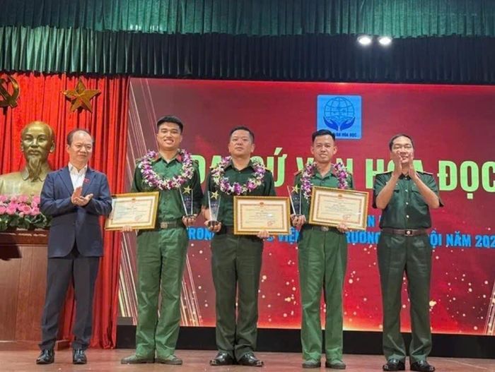 Ban tổ chức trao 3 danh hiệu "Đại sứ Văn hóa đọc" cho các thí sinh xuất sắc.