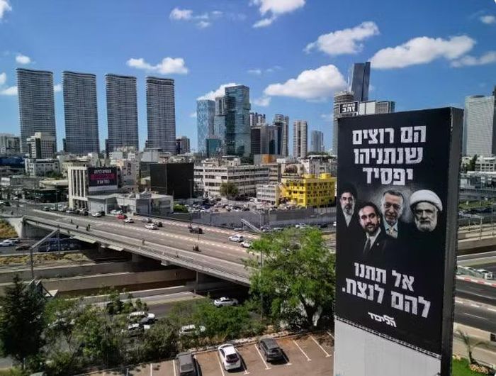 Tấm biển quảng cáo cỡ lớn trên đường cao tốc chính ở Tel Aviv. (Ảnh: Reuters)