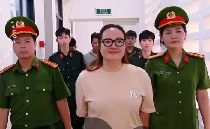 Hoàng Hường thời điểm bị bắt tạm giam. (Ảnh VTV)