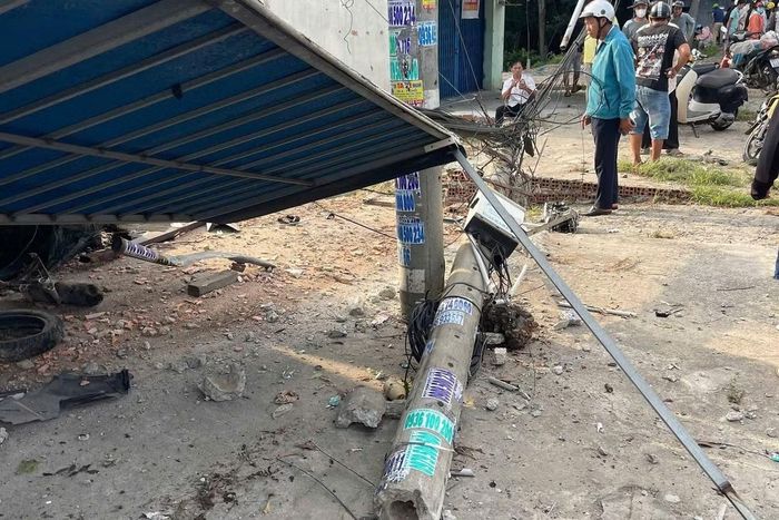 Cột điện bị ô tô tông gãy (Ảnh: Người dân cung cấp).