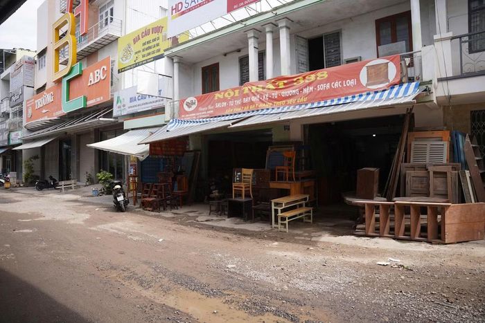 Người dân sinh sống bên dưới nút giao Ngọc Hội khổ sở vì bụi và ngập úng nhiều năm nay.
