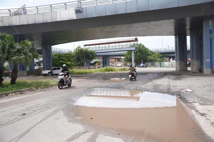 Mỗi khi có mưa, phía dưới chân nút giao lại bị ngập úng.