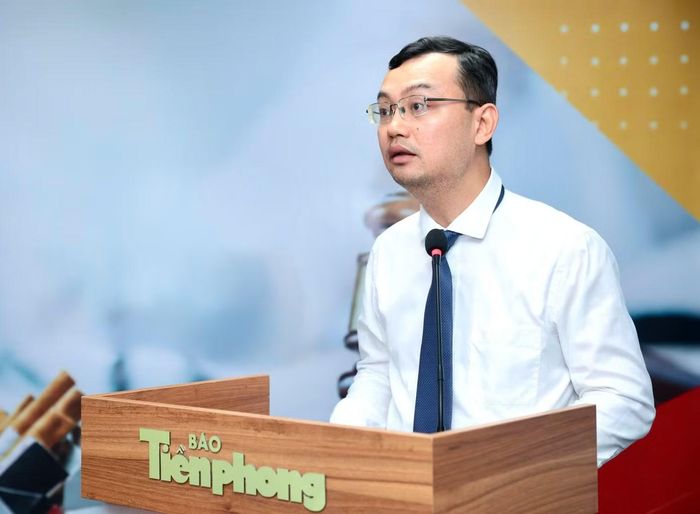 Nhà báo Nguyễn Ngọc Tiến, Phó Tổng Biên tập Báo Tiền Phong phát biểu khai mạc tòa đàm