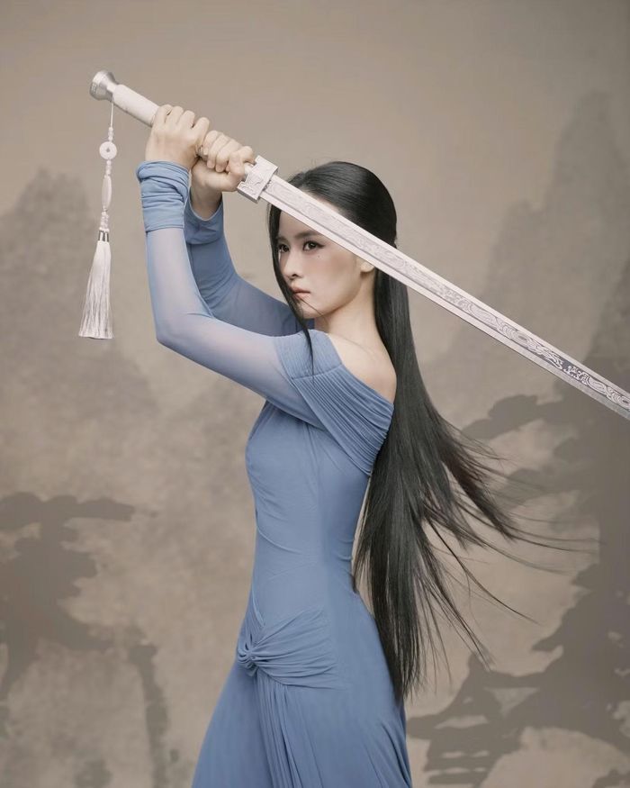 Tạo hình của Thiên Tú trong Hộ linh tráng sĩ. Cô đóng cặp cùng "mỹ nam nghìn tỷ đồng" Tuấn Trần.