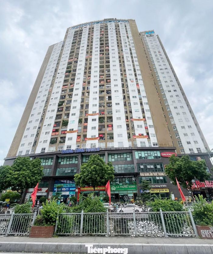 Cư dân Thăng Long Tower (số 33 Mạc Thái Tổ, phường Yên Hòa) căng băng rôn đòi sổ hồng.