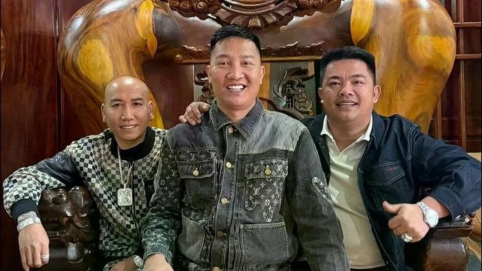 Hải Sa Pa làm nội dung kiểu "ăn to nói lớn", đứng chung khung hình với các "giang hồ mạng" để tăng tương tác.