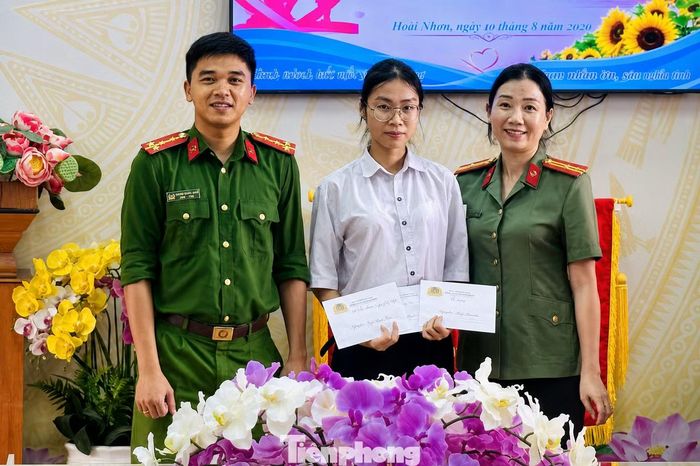 Công an phường Hoài Nhơn nhận Mai làm con đỡ đầu từ khi mẹ em mất.