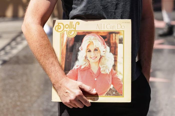 Dolly Parton lập kỷ lục với 25 đĩa đơn đứng đầu bảng xếp hạng nhạc đồng quê Mỹ và có 47 album lọt Top 10 nhạc đồng quê.