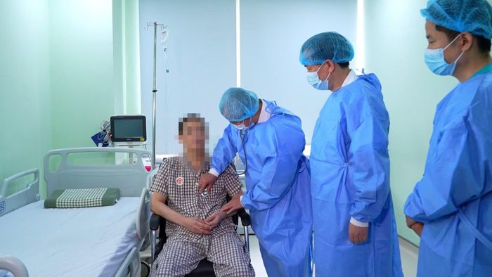 Người đàn ông đầu tiên 2 lần được ghép tim đã có thể ngồi dậy và trò chuyện với bác sĩ.