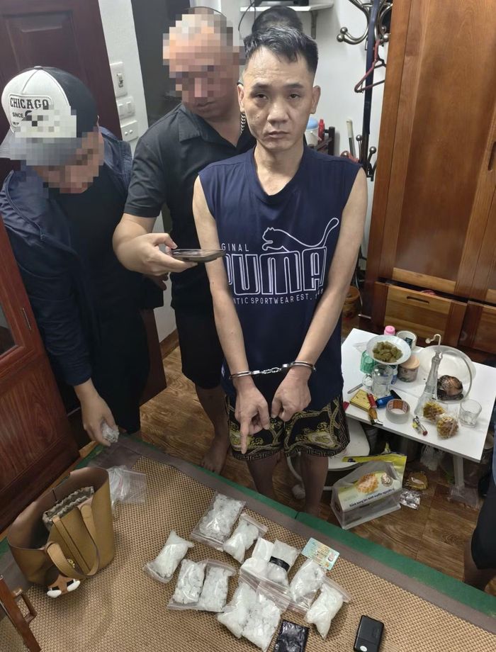 Đối tượng cùng tang vật thu giữ.