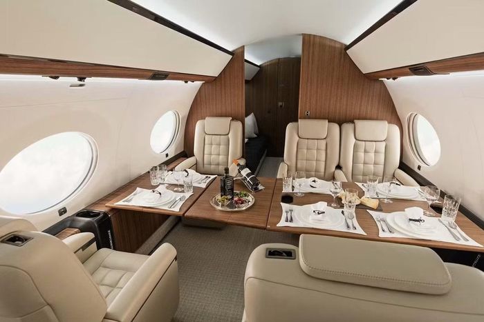 Cabin sang trọng của chiếc Gulfstream G650ER có bàn ăn, bàn làm việc và phòng ngủ cho 6 người.