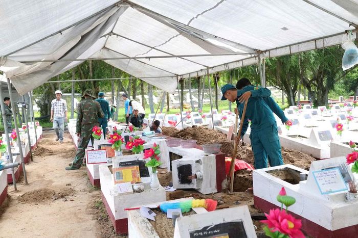 Lực lượng chức năng khai quật các phần mộ liệt sĩ các tại Nghĩa trang Liệt sĩ để lấy mẫu.