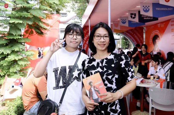 Phụ huynh và học sinh tham quan khu vực tư vấn của Trường Đại học Văn Lang tại Ngày hội Tư vấn Tuyển sinh - Hướng nghiệp 2026
