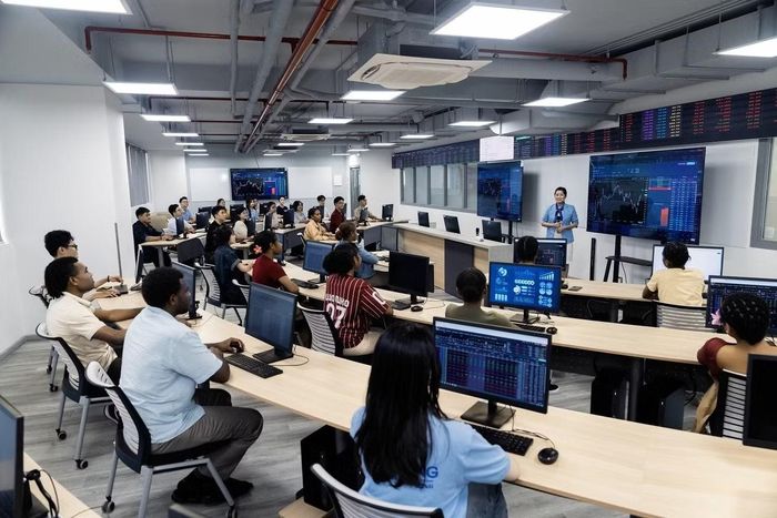 Sinh viên ngành Quản trị Kinh doanh Đại học Văn Lang trong giờ học tại hub