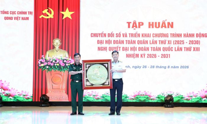 Ban Tổ chức tập huấn trao quà lưu niệm tặng Đoàn 22 Hạ Long.