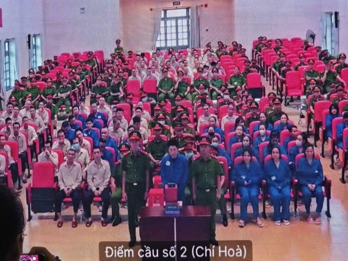 Nam ca sĩ Chi Dân tại phiên tòa. Ảnh chụp qua màn hình.