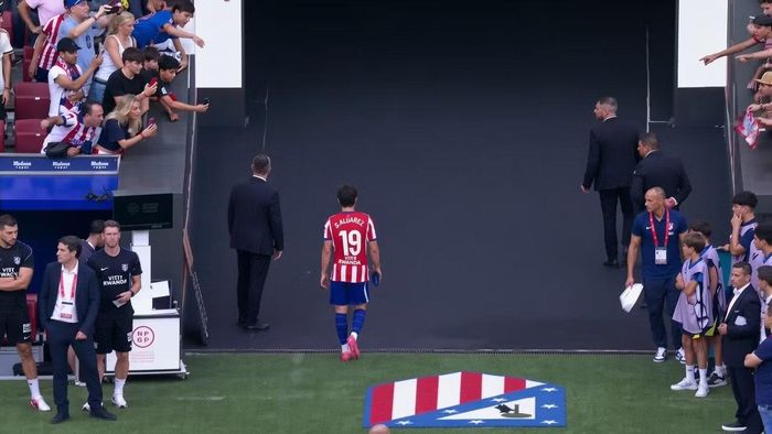 Julian Alvarez lủi thủi rời sân một mình giữa tiếng la ó của các CĐV sau trận thắng Villarreal.