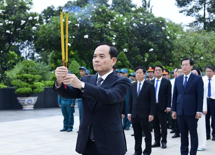 Bí thư Thành ủy TPHCM Trần Lưu Quang dâng hương tri ân các Anh hùng liệt sĩ.