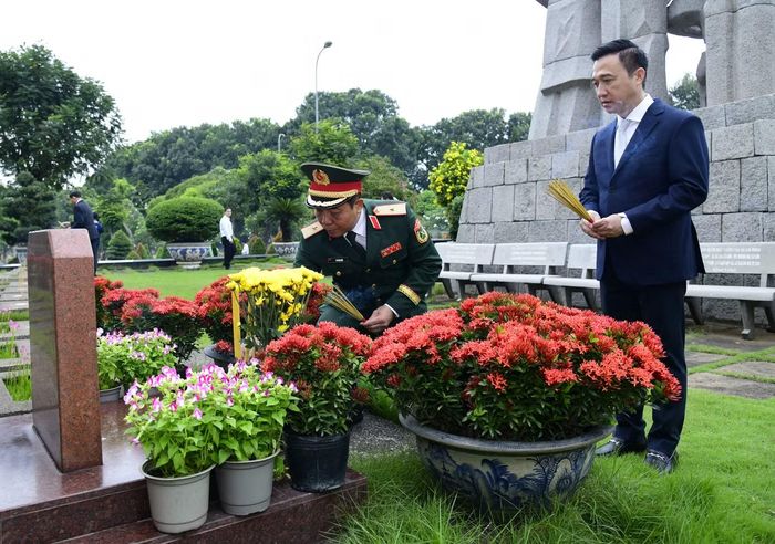Lãnh đạo TPHCM đến các phần mộ thắp hương.