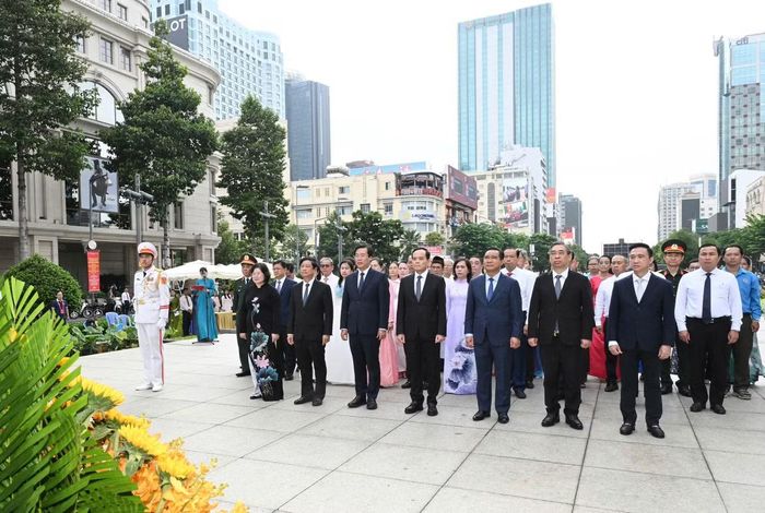Đoàn đại biểu TPHCM dâng hoa tưởng nhớ Chủ tịch Hồ Chí Minh tại Tượng đài của Người trên Phố đi bộ Nguyễn Huệ. Ảnh: Việt Dũng