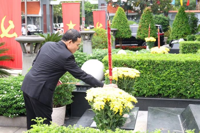 Lãnh đạo TPHCM thắp nén hương tưởng nhớ, tri ân các nguyên lãnh đạo Đảng, Nhà nước tại Nghĩa trang TPHCM. Ảnh: Ngô Tùng