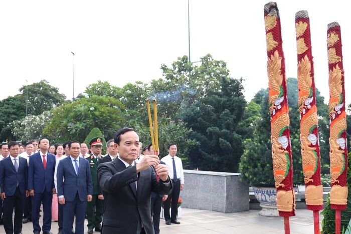 Bí thư Thành ủy TPHCM Trần Lưu Quang dâng hương tại Nghĩa trang TPHCM.