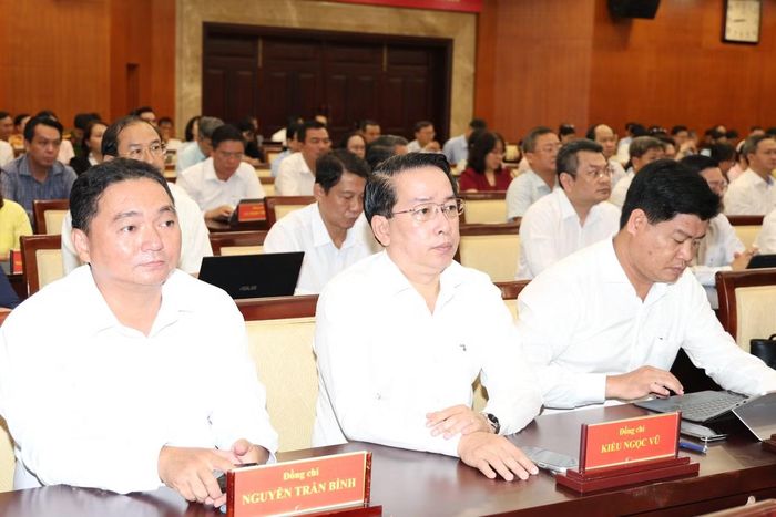 Lãnh đạo các sở, ban ngành, địa phương tham dự hội nghị quán triệt.