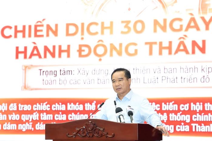 Chủ tịch UBND TPHCM Nguyễn Văn Được trao đổi tại hội nghị. Ảnh: Ngô Tùng