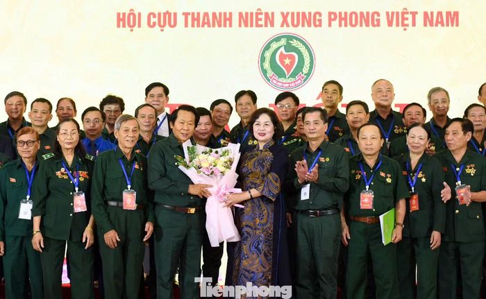  Phó Chủ tịch Quốc hội Nguyễn Thị Hồng tặng hoa chúc mừng Ban Chấp hành Hội Cựu TNXP Việt Nam khóa V﻿. Ảnh: Như Ý 