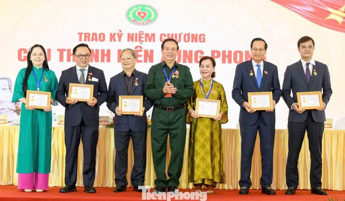 Ông Vũ Trọng Kim trao kỷ niệm chương cho 8 cá nhân có nhiều đóng góp cho tổ chức Hội và lực lượng TNXP Việt Nam. Ảnh: Như Ý