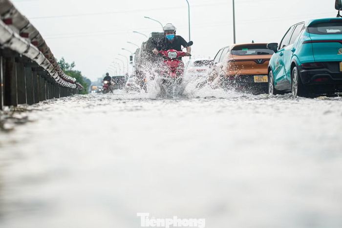 Một số phương tiện vẫn cố băng qua đoạn đường ngập sâu, tiềm ẩn nguy cơ mất an toàn.