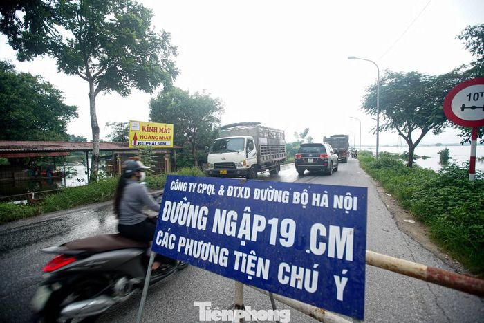 Trên đường 421B, đoạn từ sân Vật Cấn Thượng đến thôn Đông Thượng (xã Kiều Phú), nước ngập khoảng 19cm. Ban Quản lý giao thông đường bộ Hà Nội đã lập chốt, cấm phương tiện lưu thông qua khu vực để bảo đảm an toàn.
