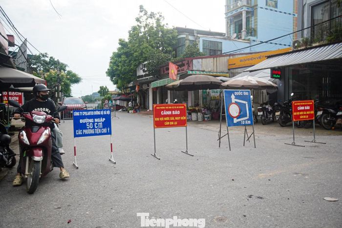  Tại xã An Khánh, nước sông Đáy dâng cao, dòng chảy xiết khiến nhiều cây cầu như cầu 72 II, cầu Gò, cầu Đại Thành, cầu Tân Phú, cầu Cù Sơn... bị ngập, giao thông qua khu vực tê liệt. 