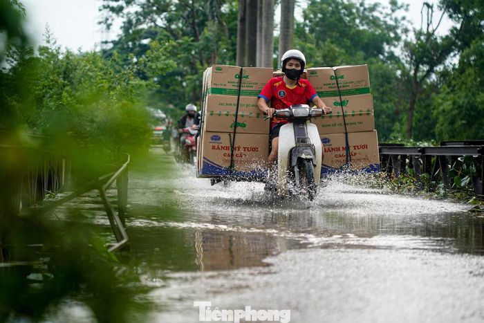 “Nước sông bắt đầu dâng từ ngày 23/8 sau những trận mưa lớn, đến ngày 24/8 thì tràn qua cầu. Đến nay, mực nước vẫn chưa có dấu hiệu giảm. Đi qua cầu cũng lo, nhưng nếu đi đường vòng thì quãng đường rất xa”, anh Tiến (xã An Khánh, Hà Nội) chia sẻ.