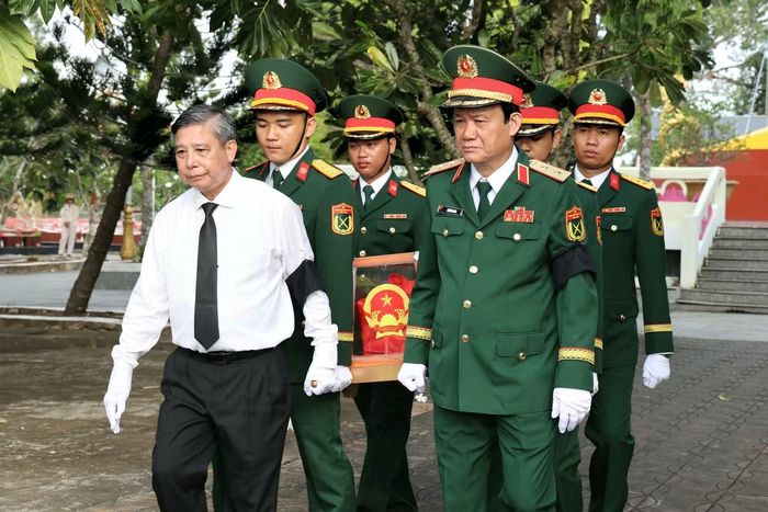 Lãnh đạo Bộ Quốc phòng, Quân khu 9, TP. Cần Thơ tiễn đưa các liệt sĩ về nơi an nghỉ tại Nghĩa trang Liệt sĩ TP. Cần Thơ.
