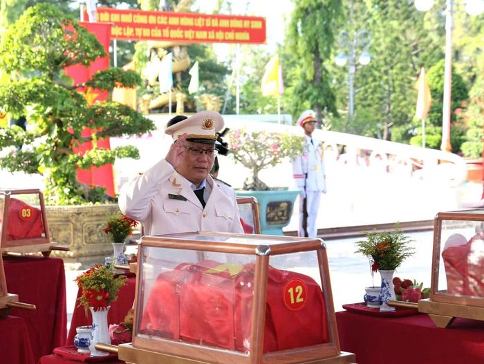 Các đại biểu tiễn đưa 38 hài cốt liệt sĩ về nơi an nghỉ tại Nghĩa trang Liệt sĩ TP. Cần Thơ.