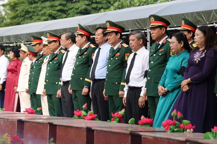 Các đồng chí lãnh đạo Bộ Quốc phòng, Quân khu 9 và TP. Cần Thơ dự lễ truy điệu, an táng 38 hài cốt liệt sĩ.