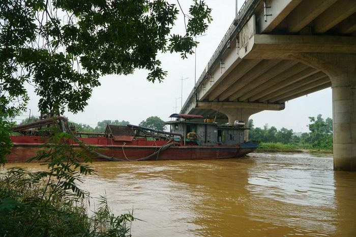 Lực lượng chức năng di chuyển tàu mắc kẹt về nơi neo đậu.