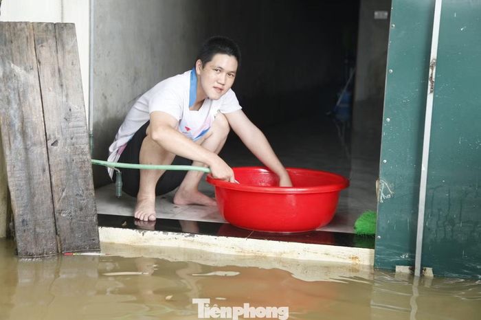  Cơ quan chức năng đã kịp thời hỗ trợ người dân trong lũ. 