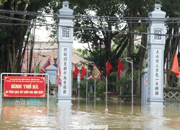  Nước lũ tràn vào Đình Thổ Hà﻿. 