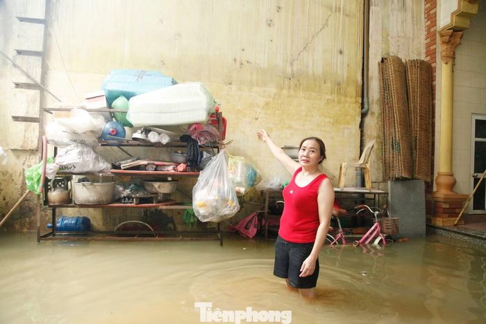 Nước lũ khiến nhiều gia đình bị ngập và người dân phải di chuyển bằng thuyền.