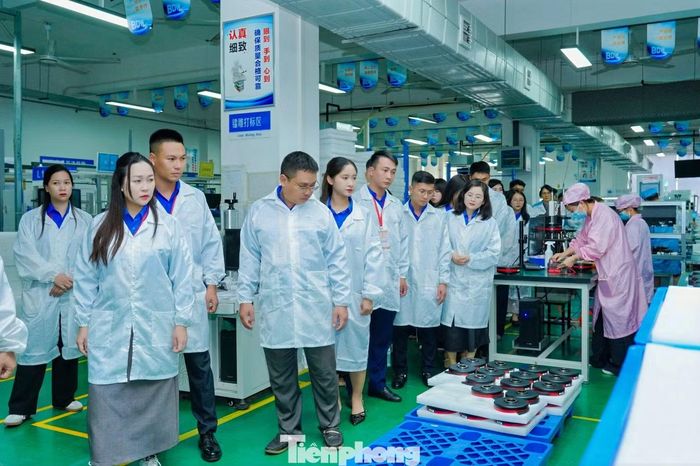 Đại biểu thanh niên Việt Nam tham quan một số cơ sở công nghệ cao tại Trung Quốc.
