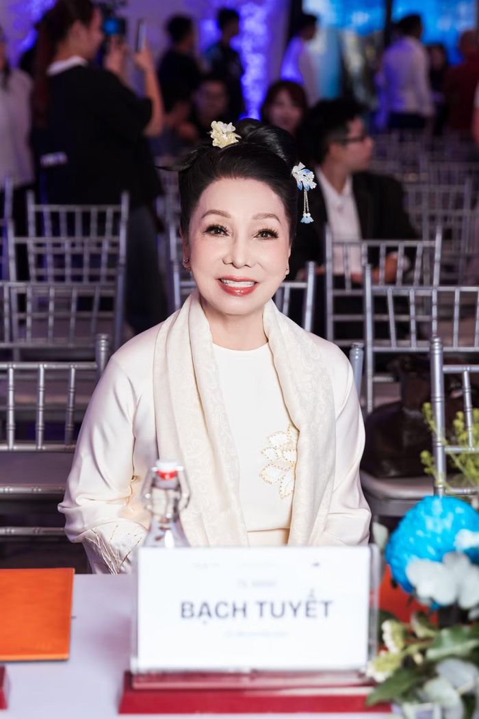 Tiến sĩ, NSND Bạch Tuyết làm cố vấn cho Phương Mỹ Chi.
