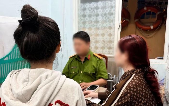 Công an làm việc với những người liên quan.