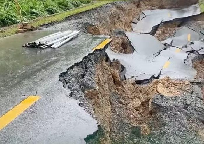 QL4B Lạng Sơn đi Quảng Ninh bị sụt lún, cắt đôi mặt đường trong những ngày mưa lũ vừa qua.