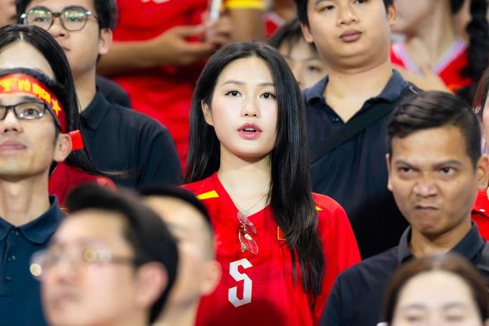 Doãn Hải My theo dõi các trận đấu của tuyển Việt Nam trên sân Mỹ Đình. Ảnh: Như Hoàn.
